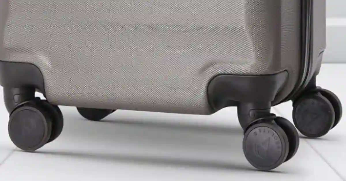 Lightweight 4-wheel spinner suitcase with 360-degree rotating wheels for easy manoeuvrability