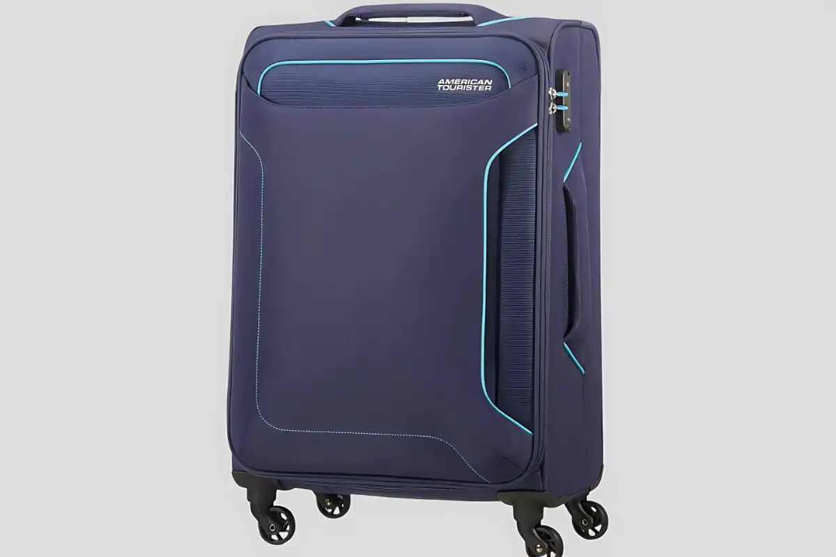 American Tourister Holiday Heat suitcase in bright polyester, showing front pockets and 360° spinner wheels