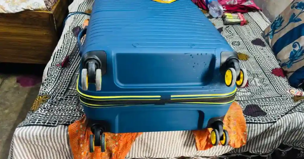 4 Wheel vs 2 Wheel Suitcase: Which One Is Better for Travel in 2026? 2 4-wheel-spinner-suitcase