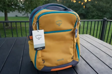 Osprey Daylite Carry-On Travel Pack 35L Review – Lightweight & Practical Osprey Daylite Carry-On Travel Pack 35L in black, fully packed for travel with laptop, clothes, and essentials, lightweight and comfortable with AirScape back panel