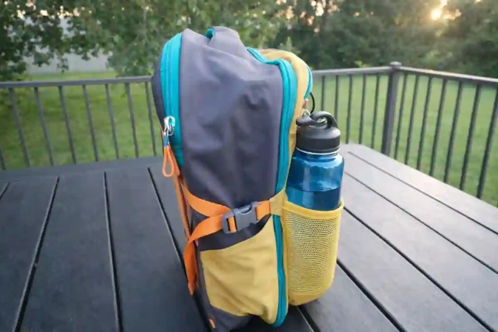 Osprey Daylite Carry-On Travel Pack 35L Review – Lightweight & Practical 4 Osprey Daylite 35L backpack side view with external mesh water bottle pockets and adjustable compression straps holding 24 oz and 1L bottles