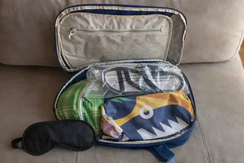 Osprey Daylite 26+6 Review: Is This the Best Travel Backpack for One Bag Travelers? 4 Inside view of the Osprey Daylite 26+6 clamshell opening with internal tie-down straps and mesh pocket.
